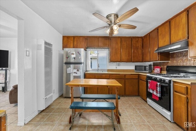 Building Photo - Charming Home w/2 Baths!