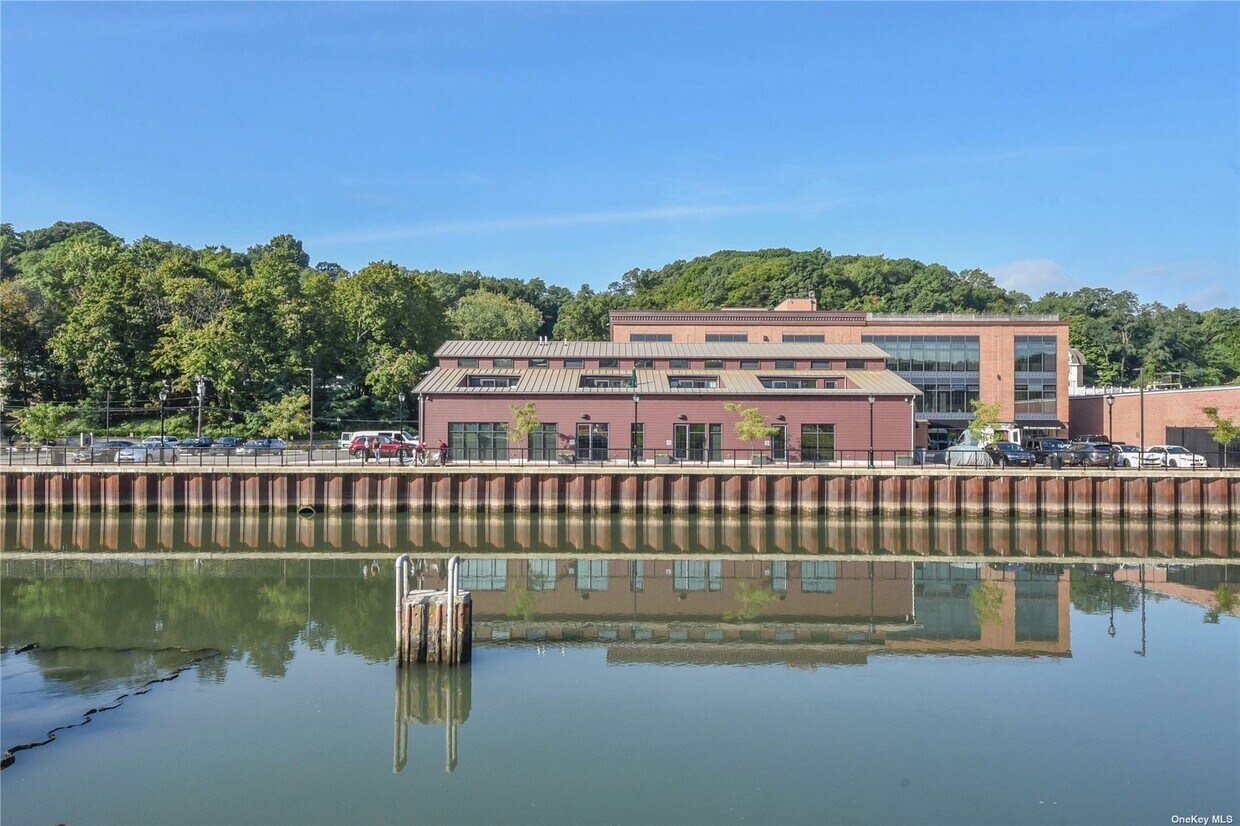 21 Lumber Rd Unit 3A, Roslyn, NY 11576 Room for Rent in Roslyn, NY