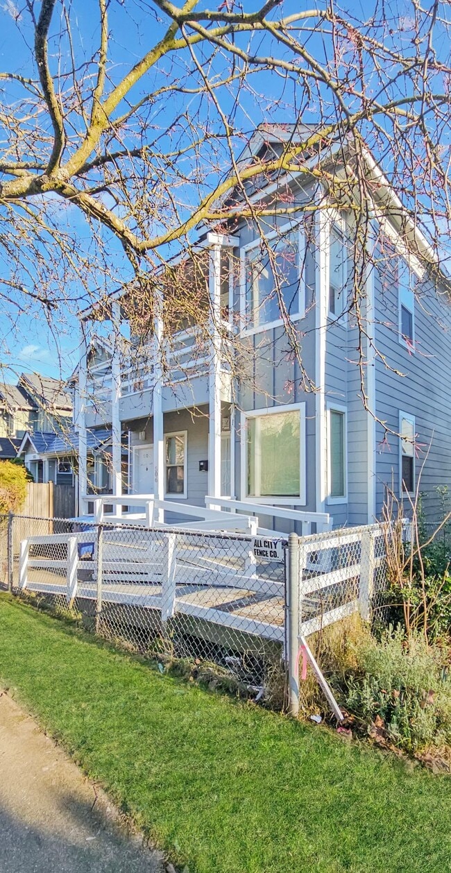 Building Photo - Duplex upper unit in Central District - Upper