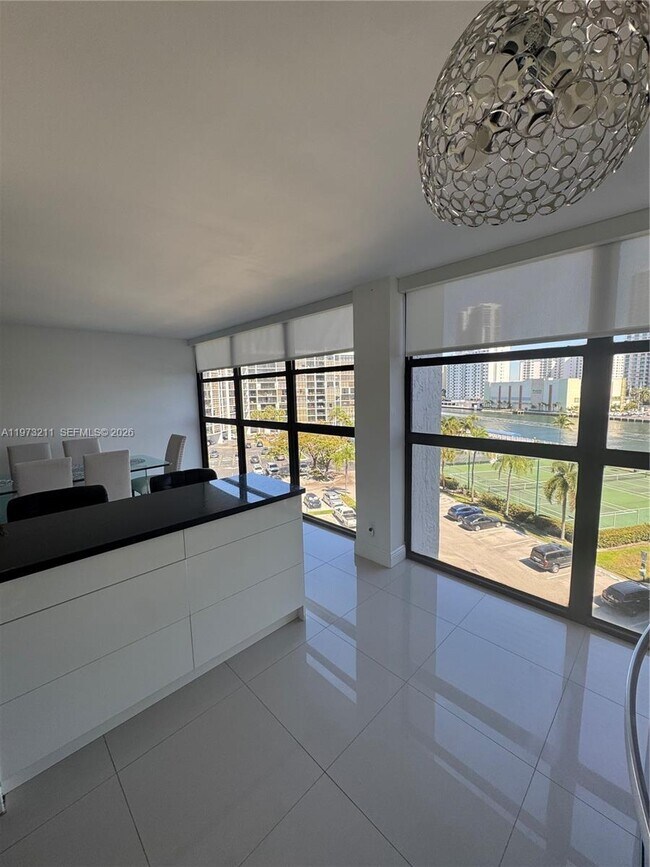 Building Photo - 400 Leslie Dr