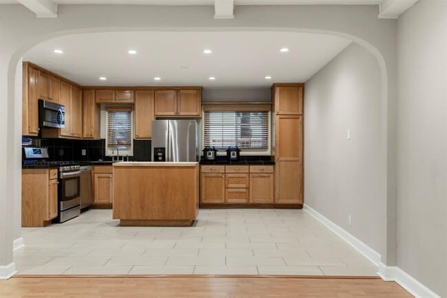 Building Photo - 1504 W 39th 1/2 St