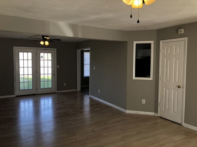 Foto del edificio - Lovely 2 Story Home in Campostella Square
