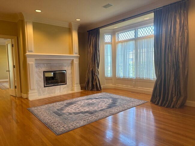 Foto del edificio - Exceptional 3 bed, 3 bath in Houghton Kirk...