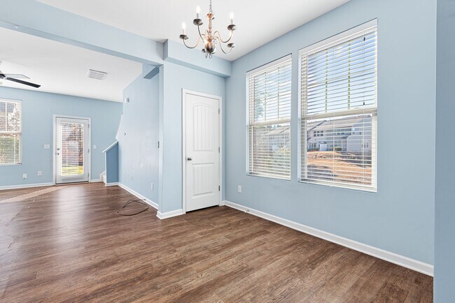 Building Photo - Excellent 3 Br Townhouse with Community Pool!