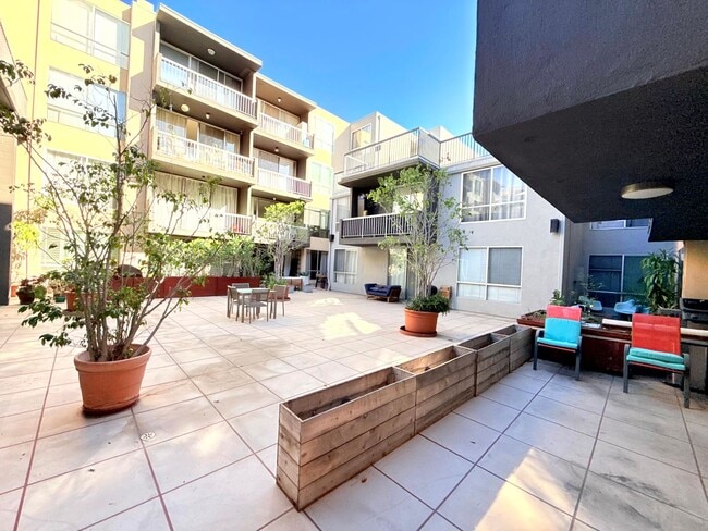 Foto del edificio - Beautiful Renovated Spacious Courtyard One Bedroom with patio, pool and 2 parking in Hollywood