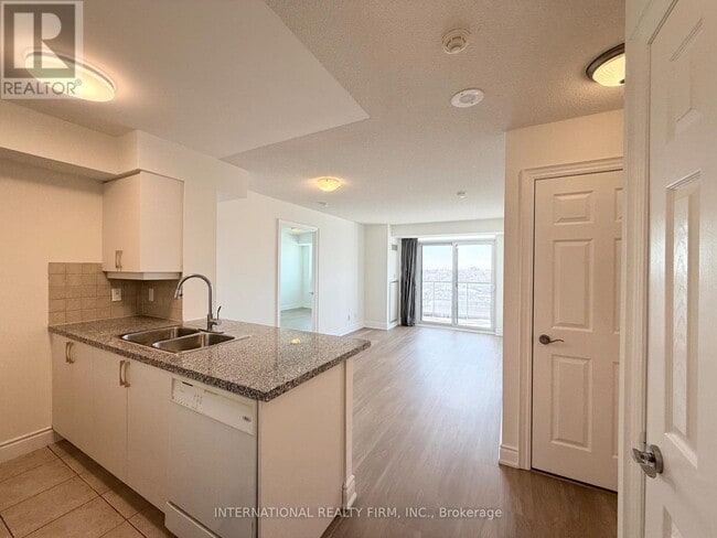 Building Photo - 15 Greenview Ave