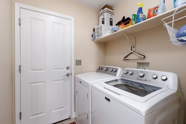 Foto del edificio - Fully Furnished 3 bedroom, 2 bath home in ...