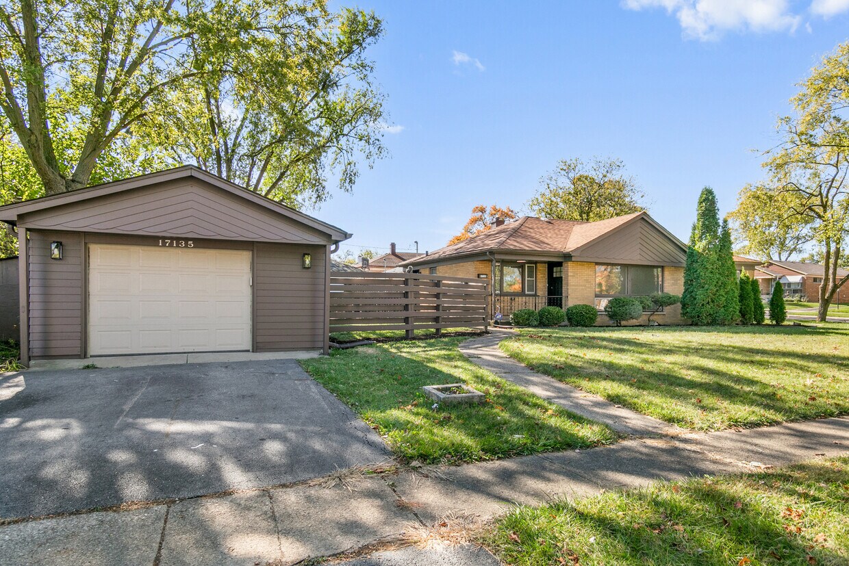 Foto principal - 17135 Highland Ave