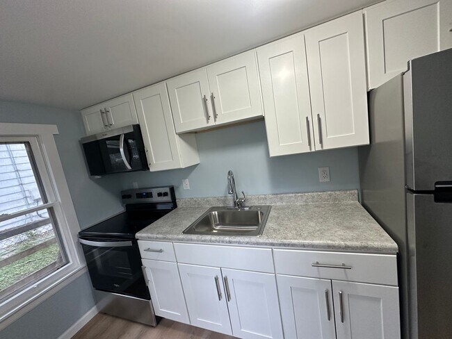 Foto del edificio - Great Location! 2 BEDROOM DUPLEX LOWER UNIT WITH BACKYARD