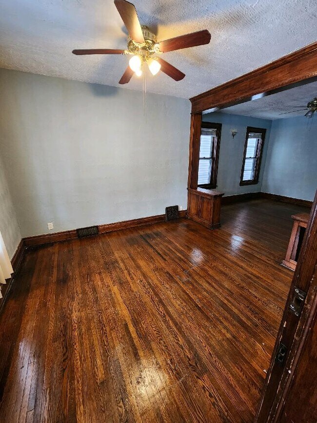 Building Photo - 495 Woodlawn Ave