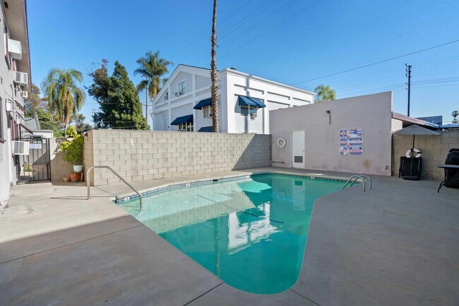 Foto del edificio - 4460 Ensign Ave.