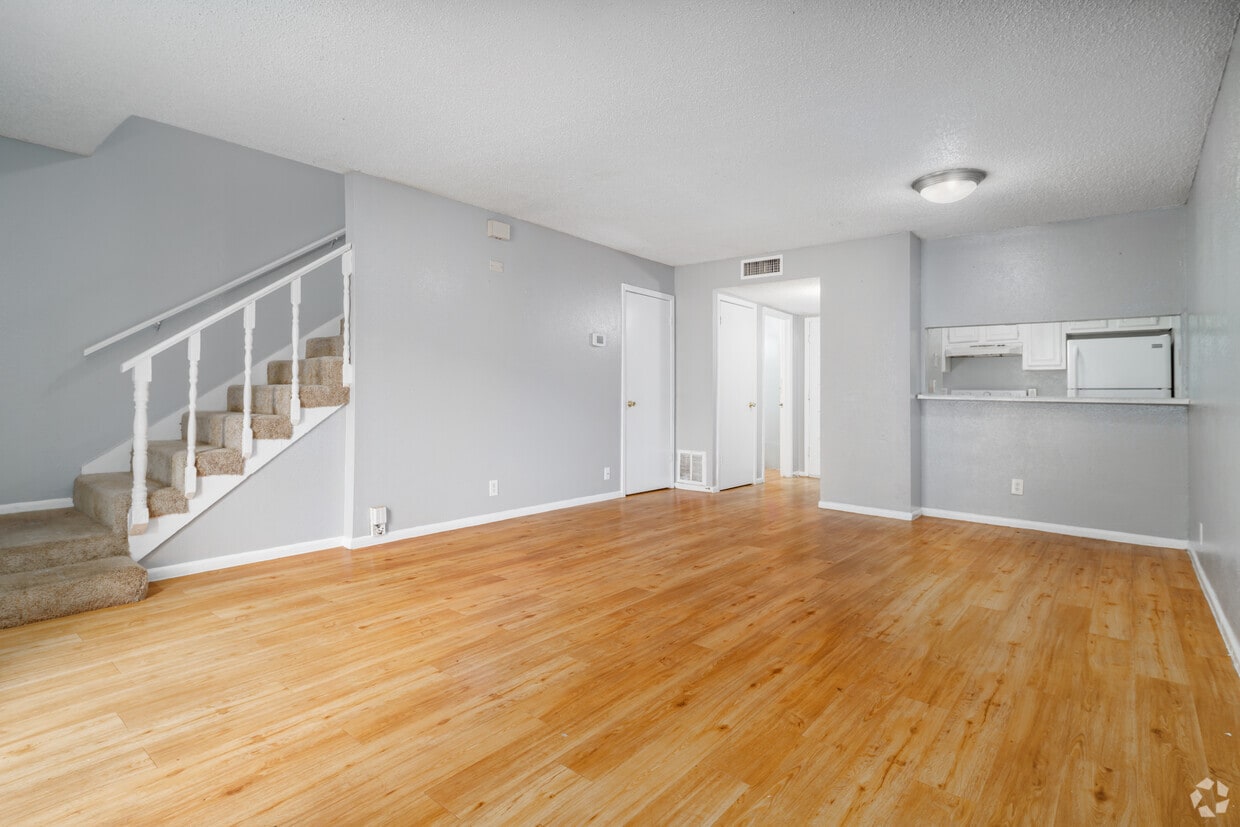 2BR, 2BA -1044SF - Living Room - Woodbury Place