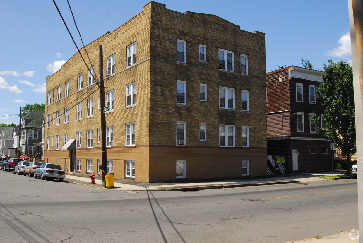 Building Photo - The Oak