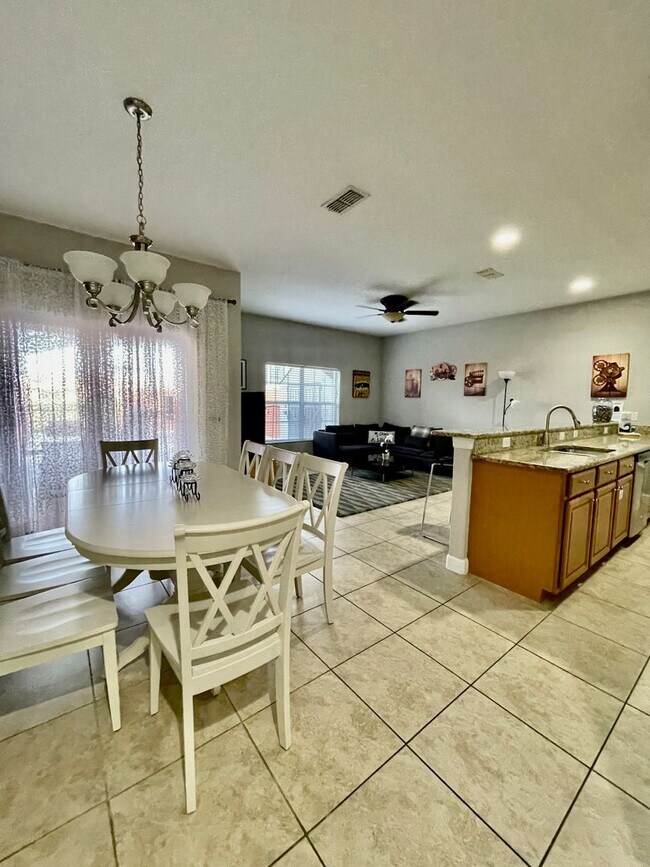 Building Photo - RENOVATED 4 bed 3 bath Completely FURNISHE...