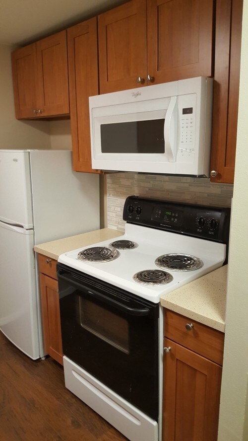 Building Photo - 1068 Quorum Real Estate - 2 bedrooms