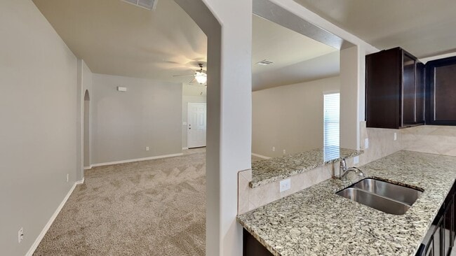 Foto del edificio - Very Nice 3 Bedroom House in Yukon Schools