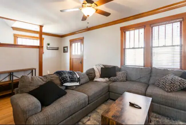 Foto del edificio - Original Charm With Modern Updates!!