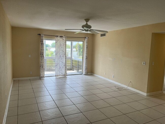 Building Photo - 12015 Greenway Cir S