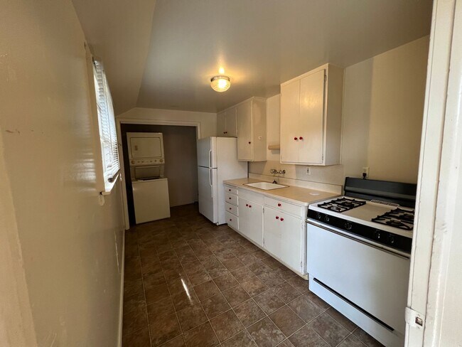 Building Photo - 727/731 W 6th Street