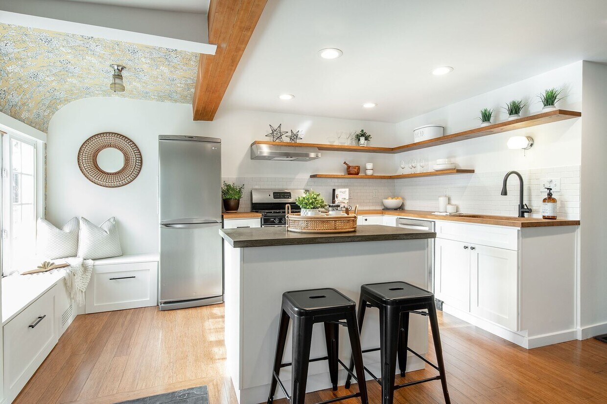 Foto principal - Charming updated home in Columbia City, av...