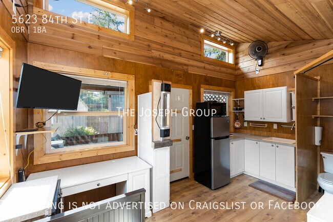Building Photo - Welcome home to this charming and quaint t...