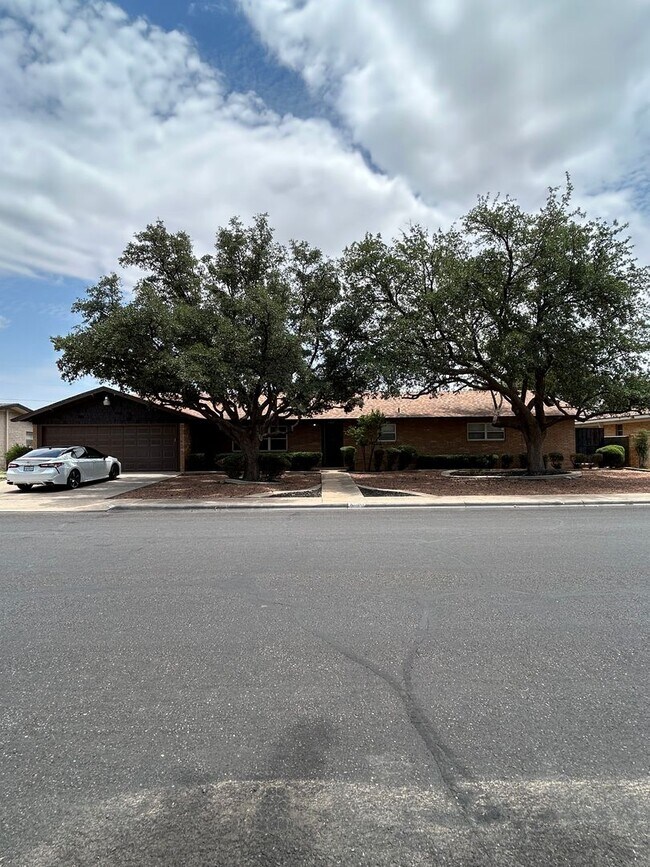 Foto del edificio - This one has it all!  Spacious 3-Bedroom Home in a Great Location!