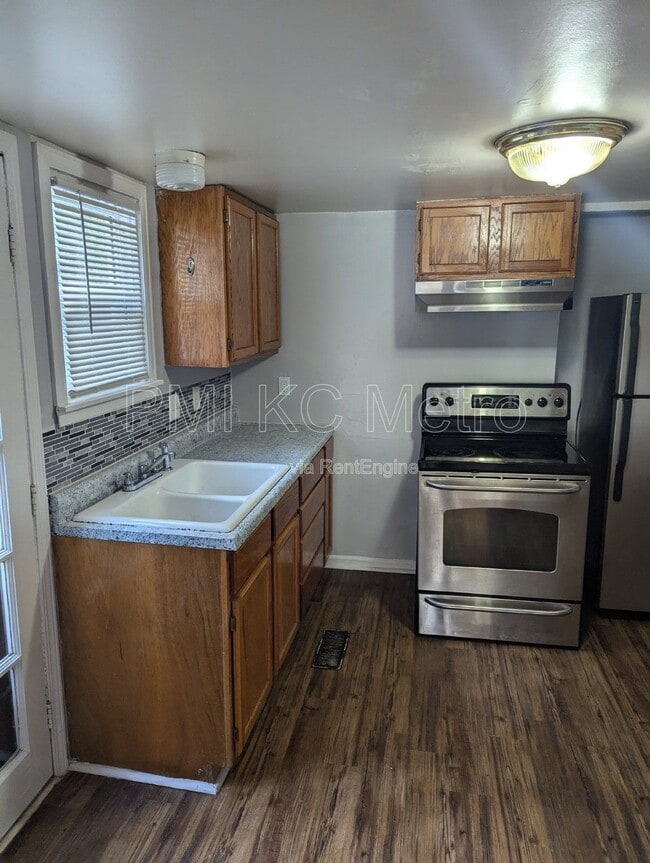 Building Photo - 724 S Grand Ave