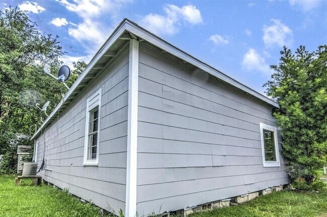 Building Photo - GOURGEOUS 3/1 HOME IN TEXAS CITY,  RECENTL...
