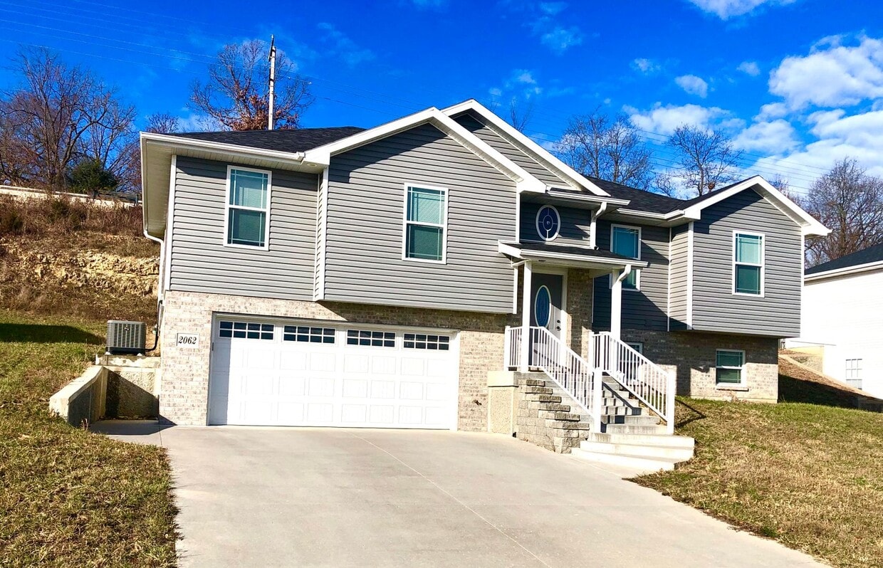 Foto principal - Beautiful 3 Bed, 3 Bath Home in Covington ...