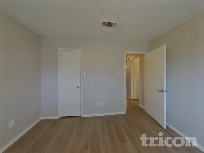 Foto del edificio - 5915 Myers Rd