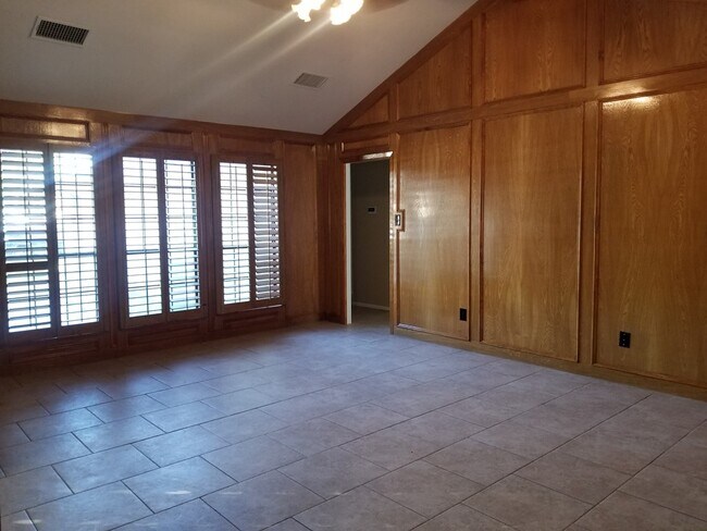 Building Photo - 2305 Bob White Dr