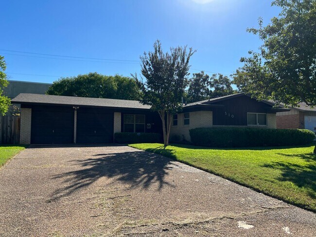 Foto del edificio - CHARMING 3 BEDROOM 2 BATH ONE STORY HOME W...