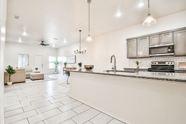 Building Photo - Great 3 Bedroom, 2 Bath Townhouse in Escon...