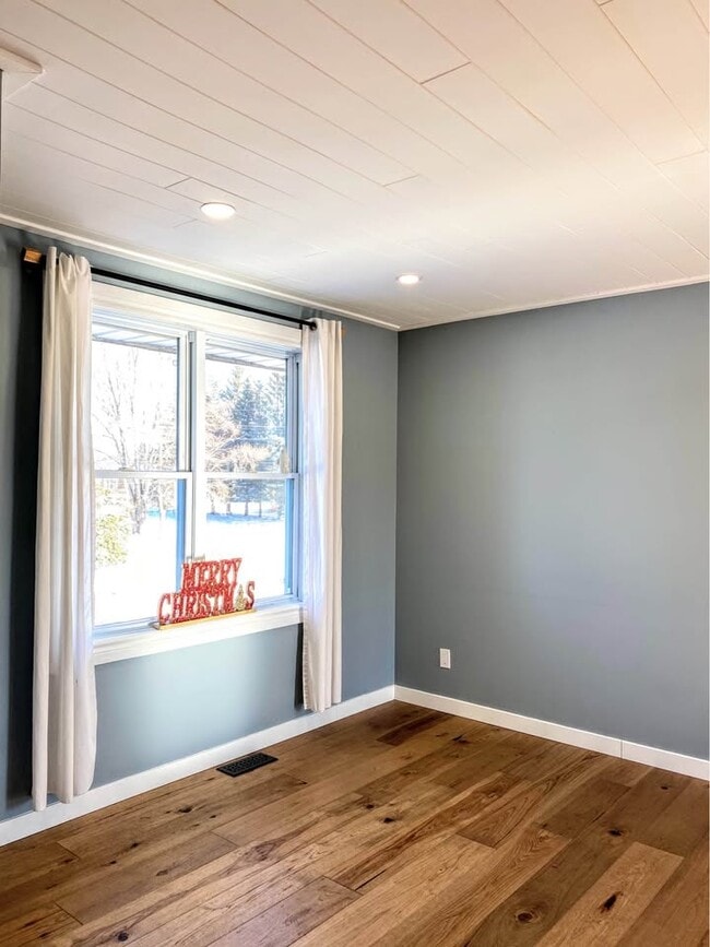 Building Photo - 4582 Elysee Crescent