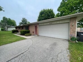 Building Photo - 7865 Ridgewood Dr