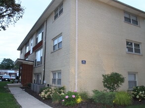 Building Photo - 10519 S Artesian Ave