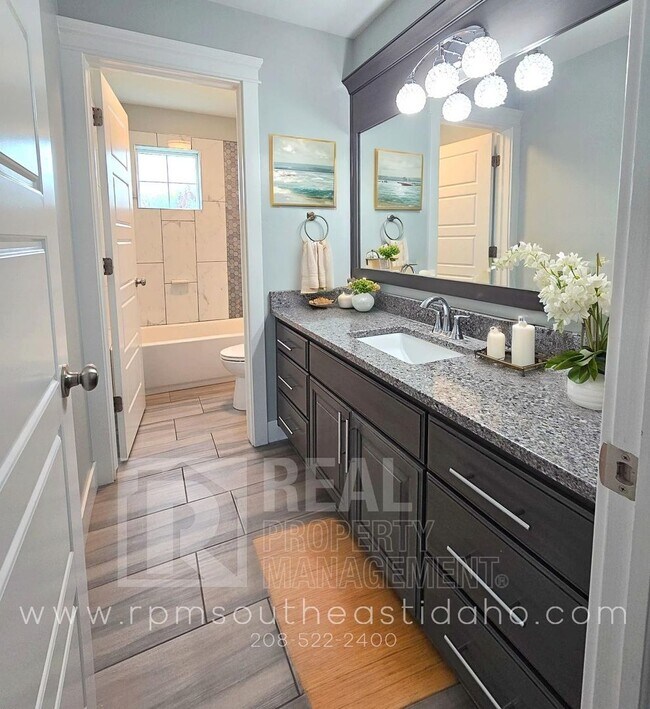 Foto del edificio - Gorgeous 6 Bedroom, 3 Bathroom Home in Mountain Bend in Ammon - By Real Property Management