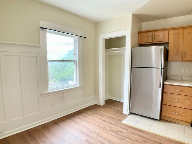 Foto del edificio - TOP FLOOR, Corner Studio. Hardwood Floors!...