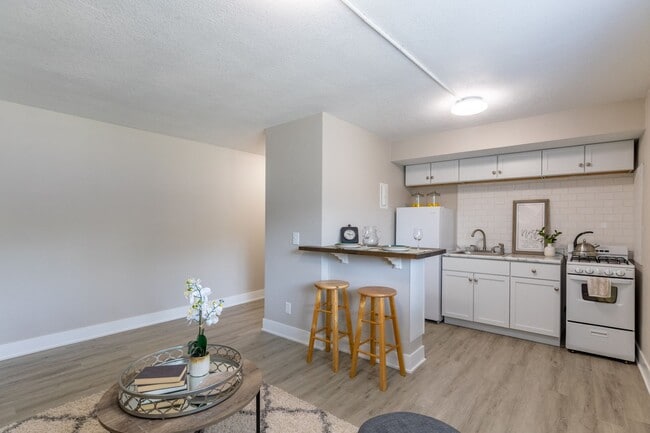 Building Photo - Highland Park Apartments; Renovated Deluxe...
