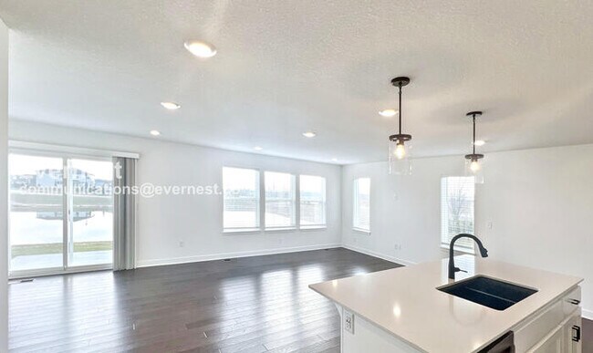 Foto del edificio - 4 Bed/3 Bath Home with Garage / Pet-Friendly / Available Now!