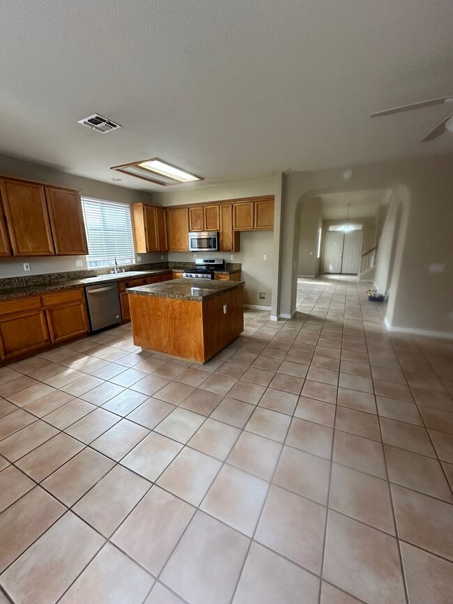 Foto del edificio - Need A Spacious  Home In Weston Ranch?