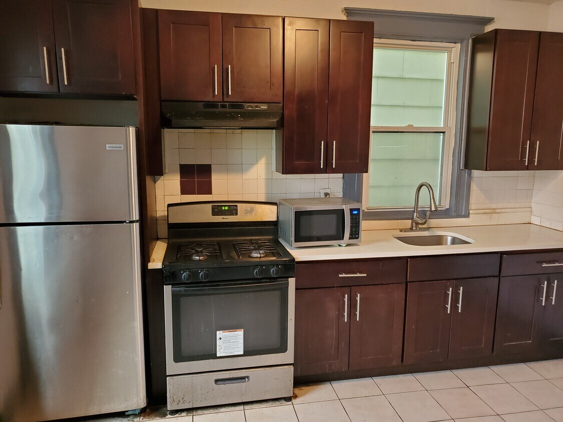 Primary Photo - 108 Bayview Ave