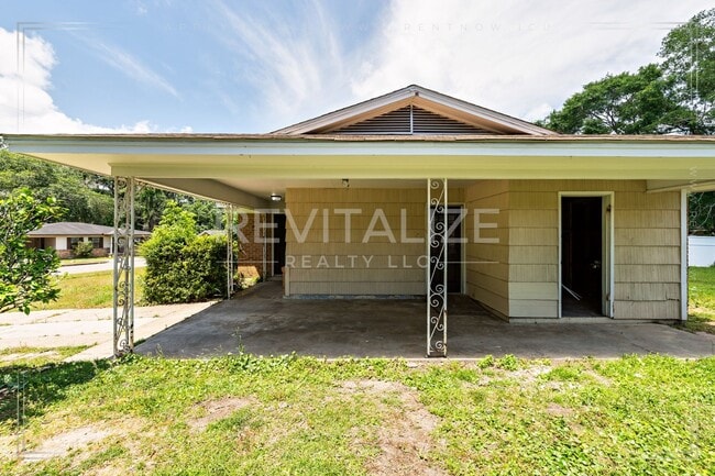 Building Photo - **NO DEPOSIT** Quaint 3 Bedroom 1 Bathroom...