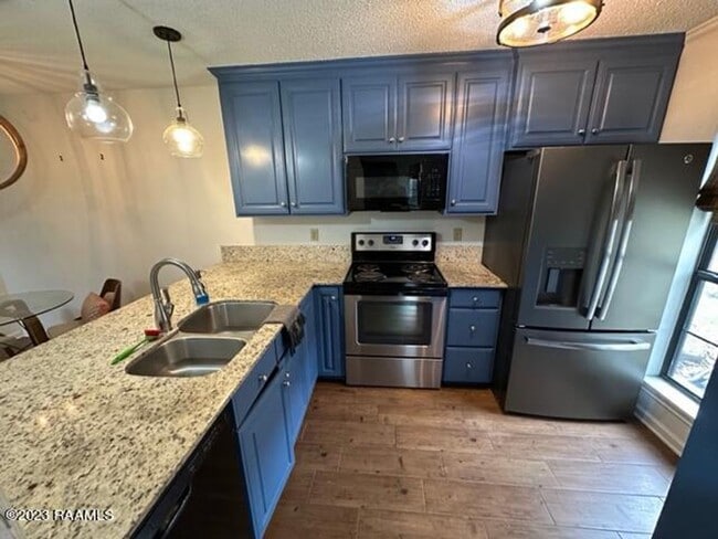 Building Photo - 3 bed, 2 bath townhouse AVAILABLE NOW!!!