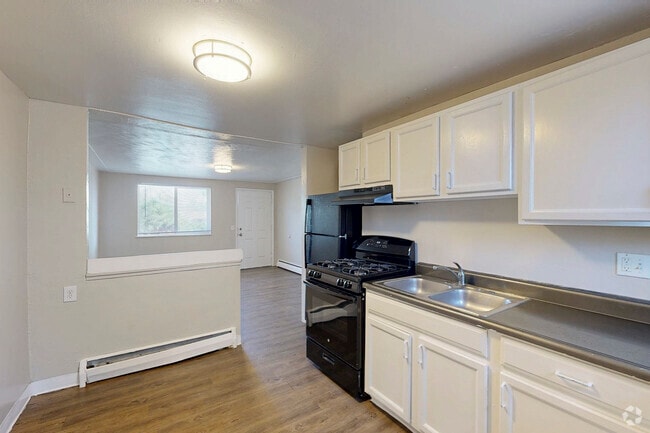 2BR, 2BA - 750SF - Kitchen - Alpine Flats
