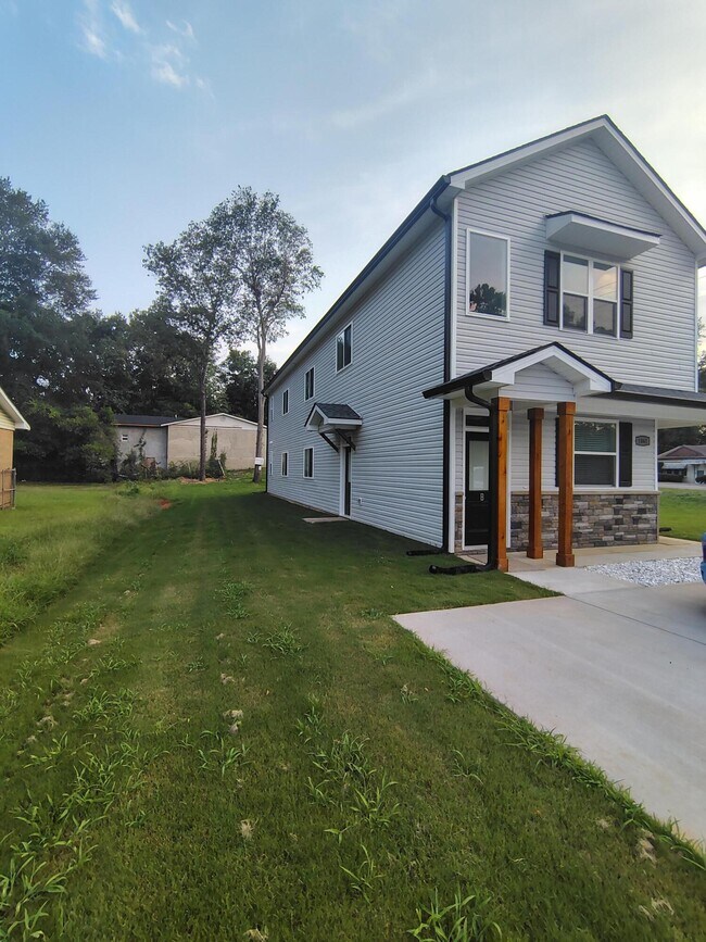 Foto del edificio - 1061B Pinecrest Ave NW