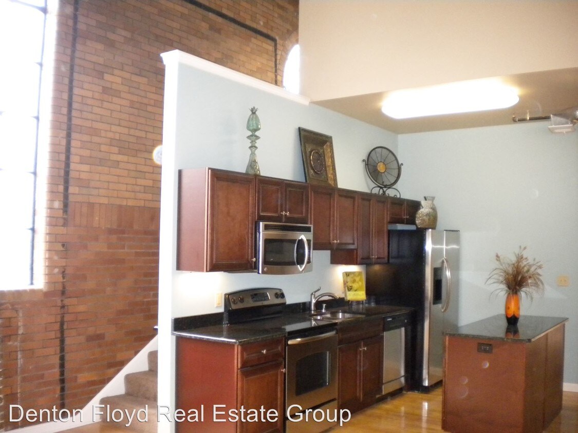 Primary Photo - 801 E Washington St