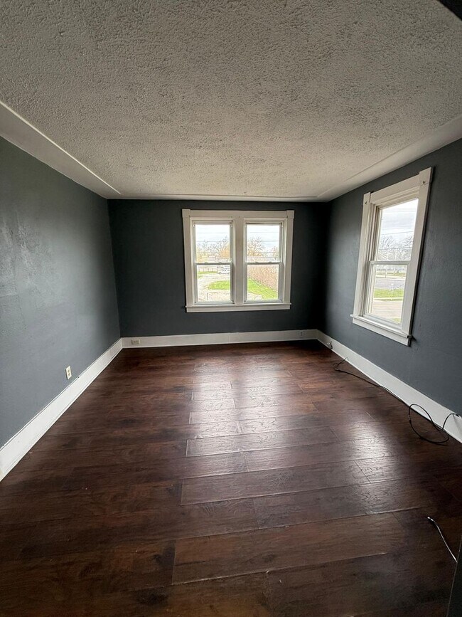 Foto del edificio - 283 Abbe Rd N