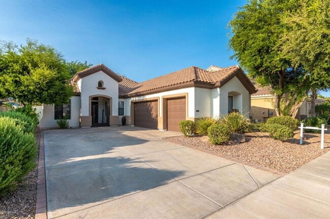 Photo - 908 Elm St House