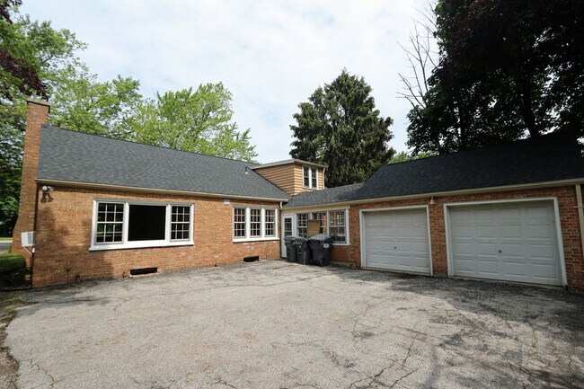 Foto del edificio - 3323 Lakeshore Dr